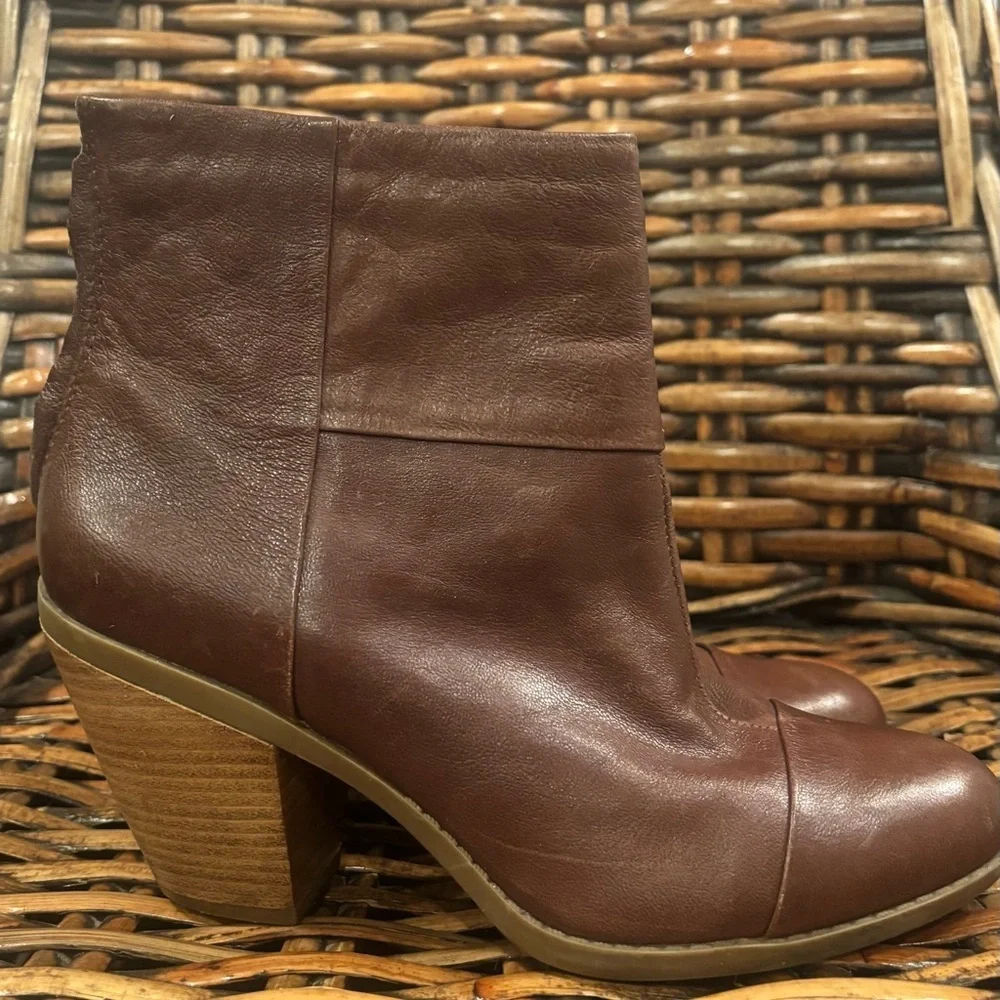 Bandolino Cap Toe Ankle Genuine Leather booties in size 8. Great condition